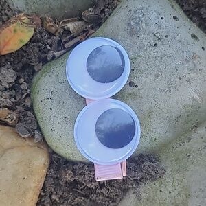 Googly eye barette
